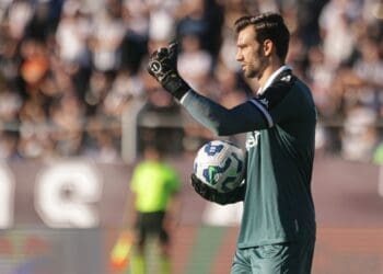 Representante de Léo Jardim apresenta proposta alternativa de renovação ao Vasco.