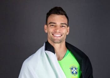 Jornalista aponta que Léo Jardim pode ficar de fora do jogo contra o Lanús para evitar ativação de cláusula de renovação automática.