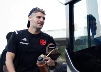 Vasco compartilha imagens da chegada do time ao Barradão