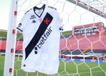 Vasco enfrentará o Vitória vestindo a camisa branca.