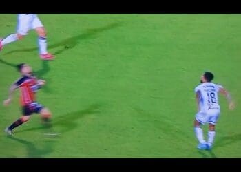 Confira o momento da expulsão de Matheuzinho, do Vitória, no primeiro tempo diante do Vasco.