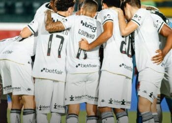 Após o intervalo, Hugo Moura substitui Paulinho.