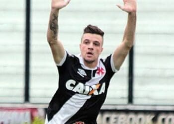 Renato Kayzer, ex-jogador do Vasco, é o autor dos gols do Vitória neste sábado.