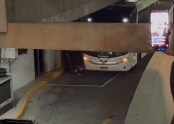 Vasco chega ao Aeroporto do Galeão sob protestos da torcida.