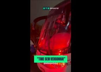 Torcida entoou ‘Time sem vergonha’ enquanto delegação do Vasco saía do aeroporto; assista ao vídeo