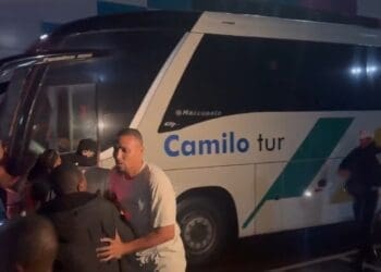 Torcedores se manifestaram na chegada do Vasco ao Rio de Janeiro e foram dispersos pela polícia.