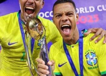 Futebol de Areia: Confira a imagem de Mauricinho e Benjamin Jr. segurando a taça da Copa do Mundo