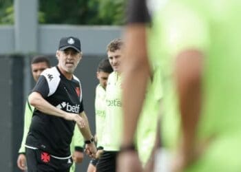 Confira a imagem do novo treinador Wagner Bertelli durante o treino do Vasco nesta segunda-feira.