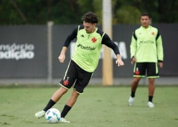 Fernando Diniz deve preservar a mesma formação utilizada na partida contra o Vitória.