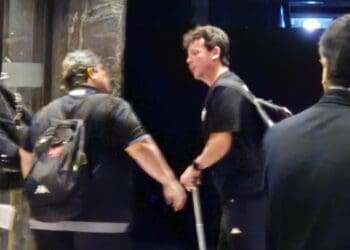 Vasco chegou à Argentina e foi recebido por aproximadamente 20 torcedores.