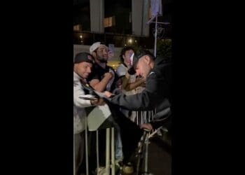 Confira o vídeo da acolhida da torcida aos jogadores do Vasco na Argentina.