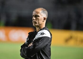 Após atuar como treinador interino, Felipe chega à Argentina sob pressão