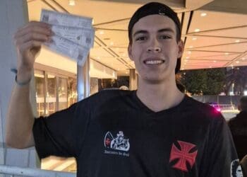 Torcedor do Vasco em Santa Catarina que está na Argentina garante ingresso para o jogo contra o Lanús.