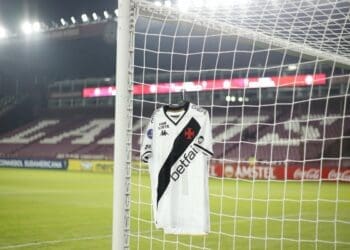 Vasco compartilha imagem da camisa no Estádio Ciudad de Lanús.