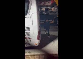 Assista ao vídeo da chegada dos atletas ao estádio do Lanús.