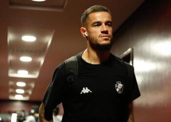 Vasco compartilha imagens da chegada do time ao estádio do Lanús; confira