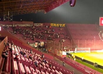Torcedores do Vasco começam a preencher o setor visitante do estádio do Lanús; confira a imagem