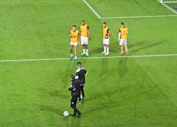 Imagens revelam o novo preparador físico do Vasco, Wagner Bertelli, interagindo com os jogadores antes do confronto contra o Lanús.