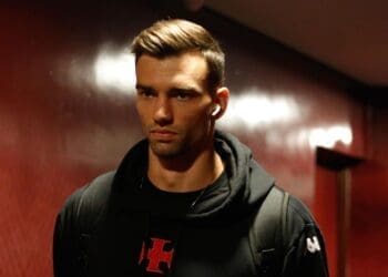 Com situação incerta no Vasco, Léo Jardim atrai interesse do Porto.