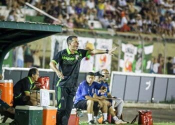 Antigo jogador do Vasco, Danilo Sacramento atualmente é o técnico do União São João.