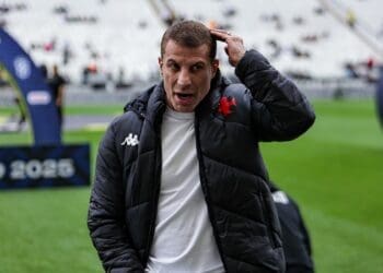 CRVG possui NDAs firmados com potenciais investidores, mas enxerga as dívidas da SAF como obstáculos nas negociações.