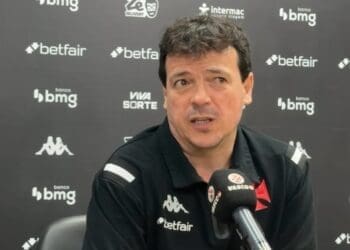 Fernando Diniz, comentando sobre a torcida do Vasco: ‘É uma força da natureza que todos reconhecem’