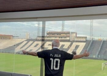 Padre Julio Lancelotti vai a São Januário e recebe camisa customizada.