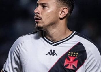 Hugo Moura participa da partida contra o Fortaleza apesar de enfrentar dificuldades familiares.