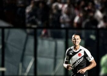 Souza compartilha imagem vestindo a camisa do Vasco com a mensagem ‘Obrigado’