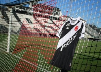 Vasco enfrentará o Fortaleza vestindo a camisa preta.