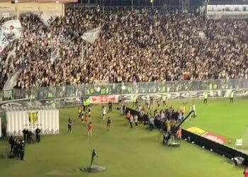 Torcida do Vasco clama pelo nome de Hugo Moura durante o intervalo; assista ao vídeo.