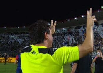 Torcedores do Vasco ovacionam Fernando Diniz em São Januário