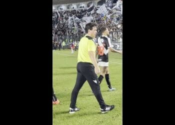 Fernando Diniz comemora triunfo em São Januário; assista ao vídeo
