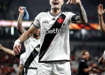 Vegetti alcança 50 gols em 101 partidas vestindo a camisa do Vasco