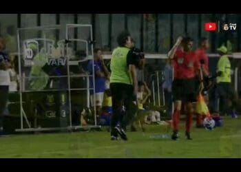 Confira as reações de Fernando Diniz no primeiro tempo de Vasco contra Fortaleza.