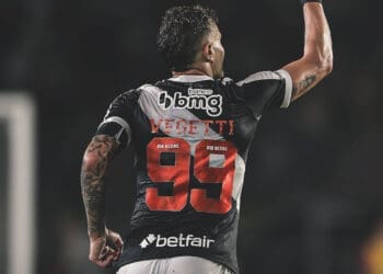 Descubra quantas partidas Romário, Leandro Amaral, Vegetti, Élton e Nenê precisaram para alcançar 50 gols com a camisa do Vasco no século XXI