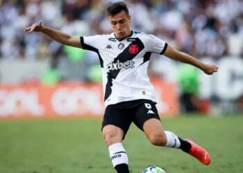 Lucas Piton se destaca como o lateral-esquerdo com maior número de assistências pelo Vasco no século XXI.
