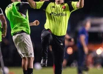 Confira imagens de Fernando Diniz celebrando em São Januário.