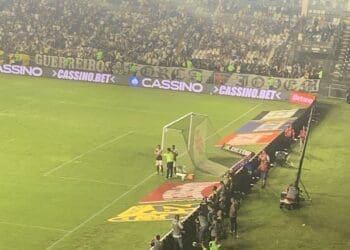 Fernando Diniz deu orientações a defensores enquanto atendia Lucas Piton; confira foto.