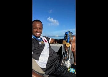 Futebol de Praia: Catarino celebra conquista mundial com troféu, medalhas e uniforme do Vasco