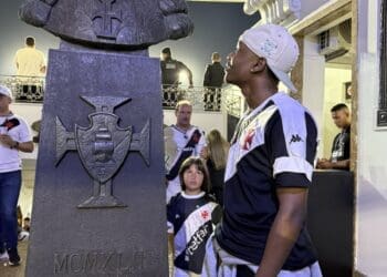Influenciador angolano Baptista Miranda presenciou a vitória do Vasco em São Januário.
