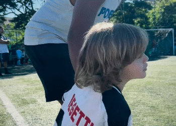 Filho de Vegetti, vestindo a camisa 99 do Vasco, participa de partida de futebol.