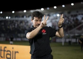 Com entusiasmo, reprimendas e carisma, Fernando Diniz brilha no confronto contra o Fortaleza.