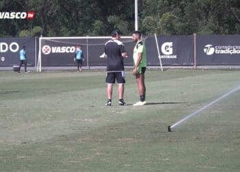 Payet participou do treino normalmente neste domingo.