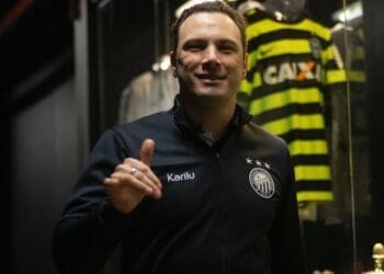 Bruno Pivetti, treinador do Operário-PR, planeja o confronto contra o Vasco na Copa do Brasil.