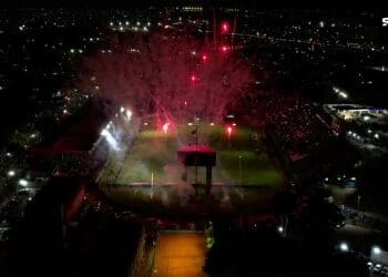 Confira outro vídeo da celebração da torcida do Vasco em São Januário antes do confronto contra o Operário.