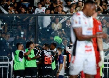 Léo Jardim salva o Vasco com 3 defesas de pênaltis e se torna o herói da classificação.