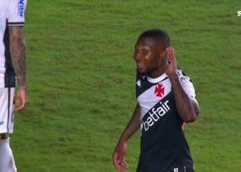 Loide Augusto sinaliza para o banco de reservas após disparar um lindo chute defendido pelo goleiro do Operário; confira