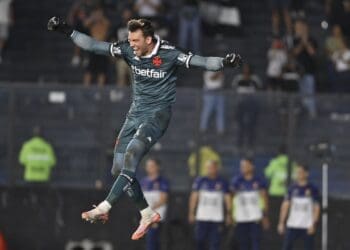 Confira a série de fotos da celebração de Léo Jardim após a classificação do Vasco.