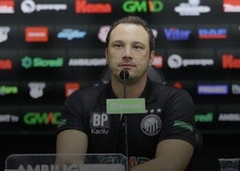 Bruno Pivetti, treinador do Operário, elogiou a torcida do Vasco e o campo de São Januário.